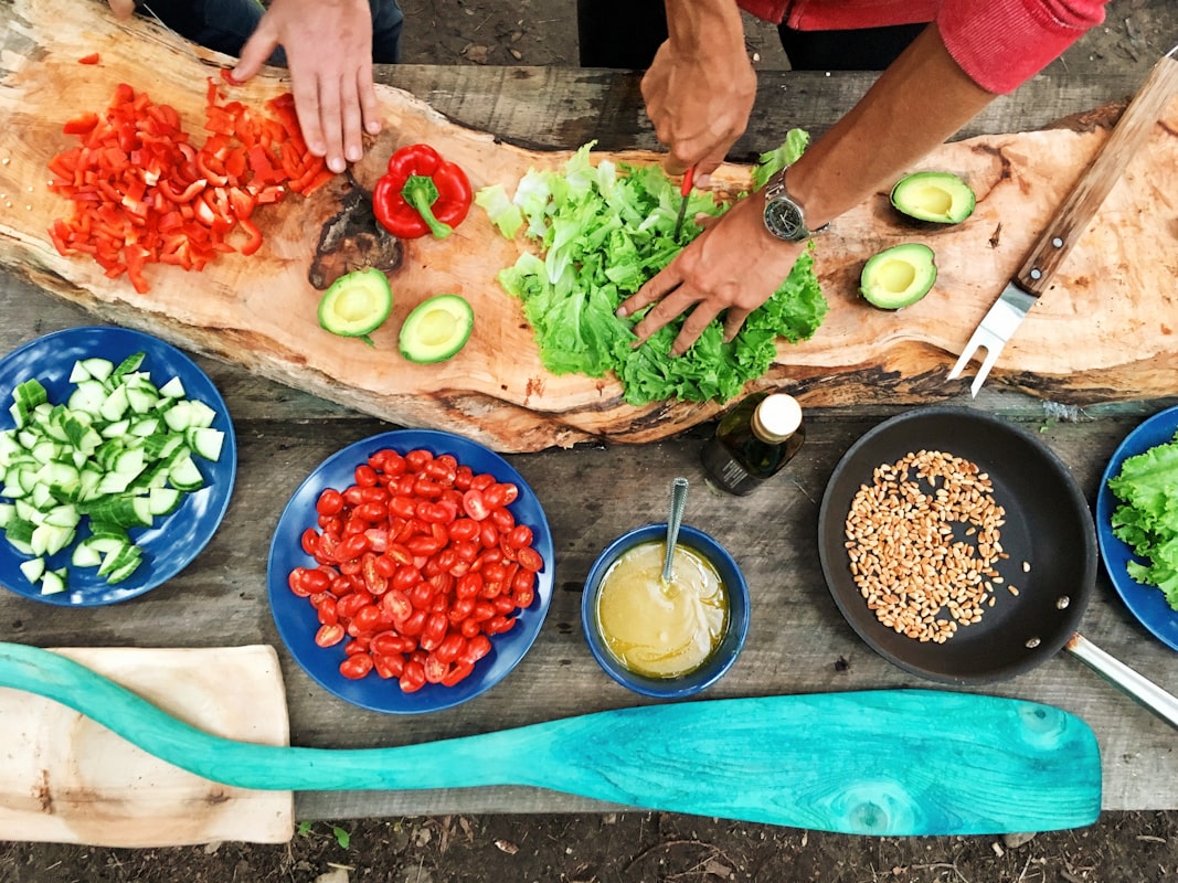 Salad buah dan sayuran warna-warni dengan dressing sehat